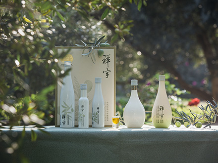 祥宇特級(jí)初榨橄欖油，純手工采摘、精選優(yōu)質(zhì)油橄欖鮮果，用意大利貝亞雷斯全自動(dòng)設(shè)備物理冷榨工藝，在鮮果采摘后8小時(shí)內(nèi)限時(shí)鮮榨而成。